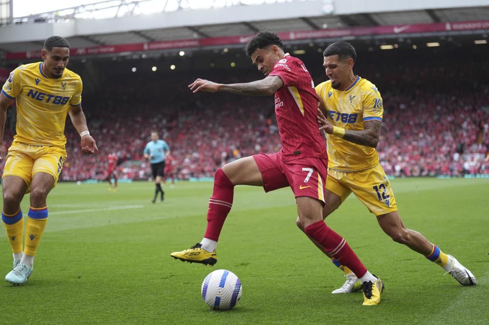 热刺抵达韩国受到热烈欢迎，有球迷在与麦迪逊合影时激动流泪